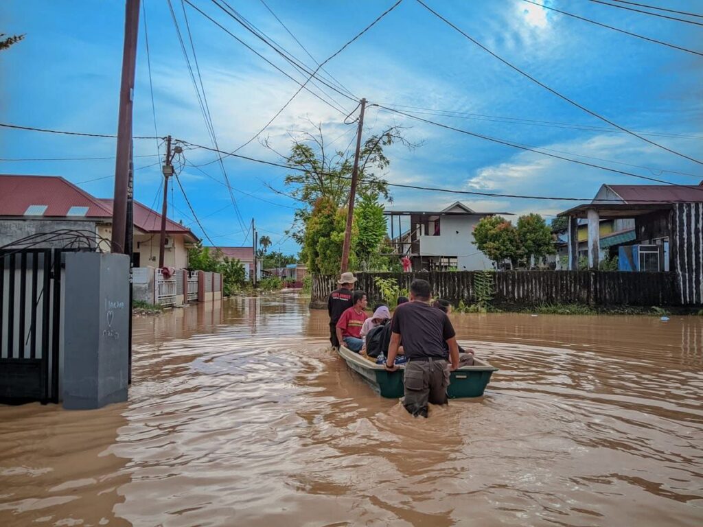 Puing Pagar Basko City Mall Menyumbat Drainase Kuranji Padang