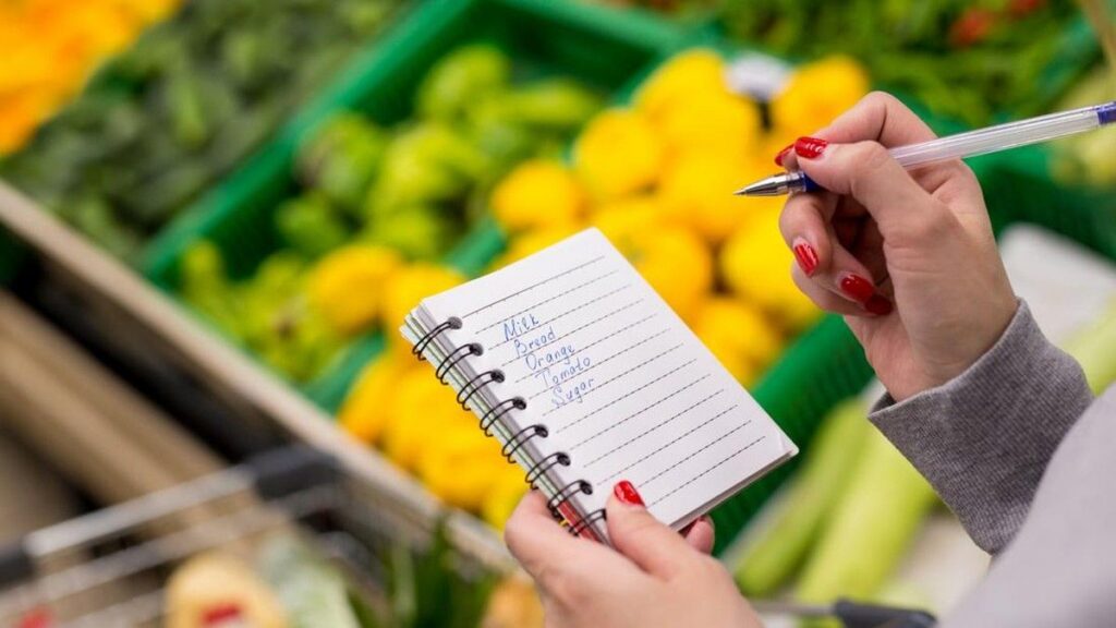 5 Ciri Kepribadian Orang yang Suka Menulis Daftar Belanja di Kertas