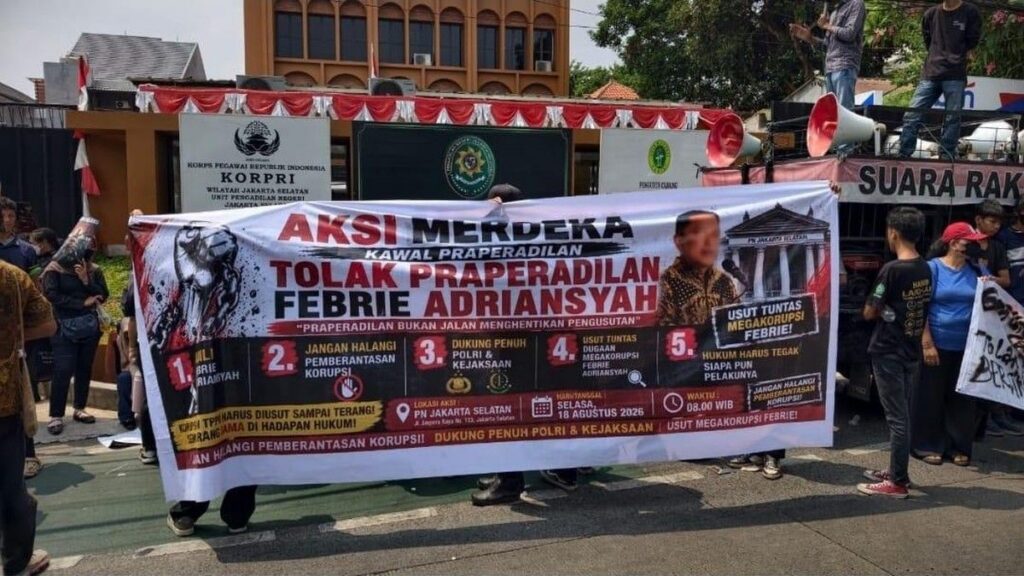 Massa Gelar Aksi Demo Kawal Sidang Praperadilan Febrie Adriansyah