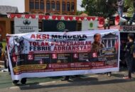 Massa Gelar Aksi Demo Kawal Sidang Praperadilan Febrie Adriansyah