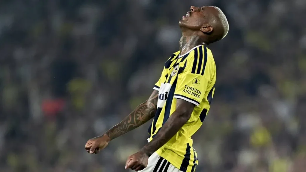 Fenerbahce Ditahan Imbang Lyon Satu Sama