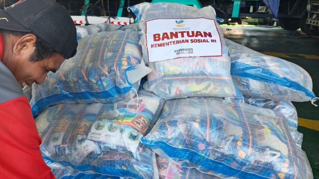 Kemensos Distribusikan Bantuan Logistik Gempa NTT ke Pulau Palue