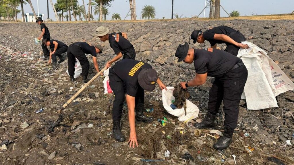 Brimob Polda Metro Jaya Bersihkan Sampah Pantai Kaligaga