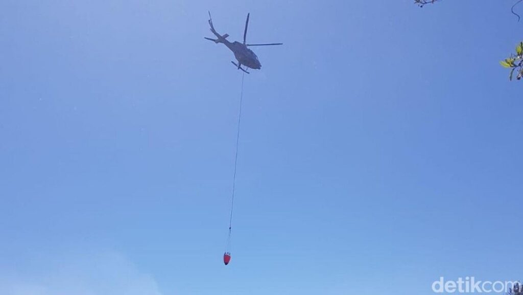 Tim Gabungan Penyekat Kebakaran Bromo Dekat Puncak B29