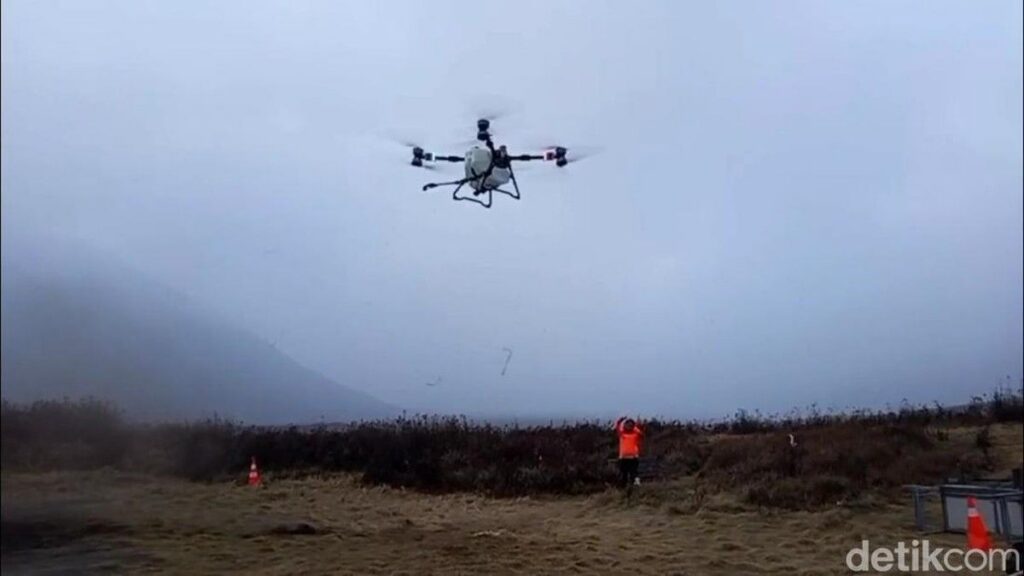 Petugas Padamkan Kebakaran Hutan Gunung Bromo Menggunakan Helikopter dan Drone