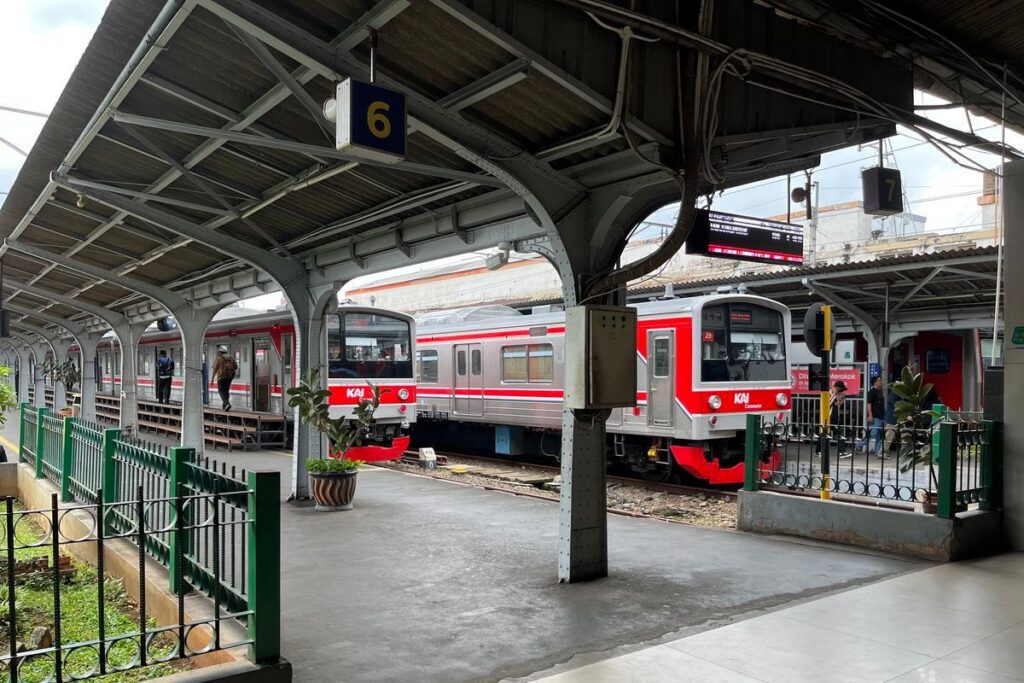 Tawuran Warga Dekat Stasiun Manggarai Ganggu Perjalanan KRL