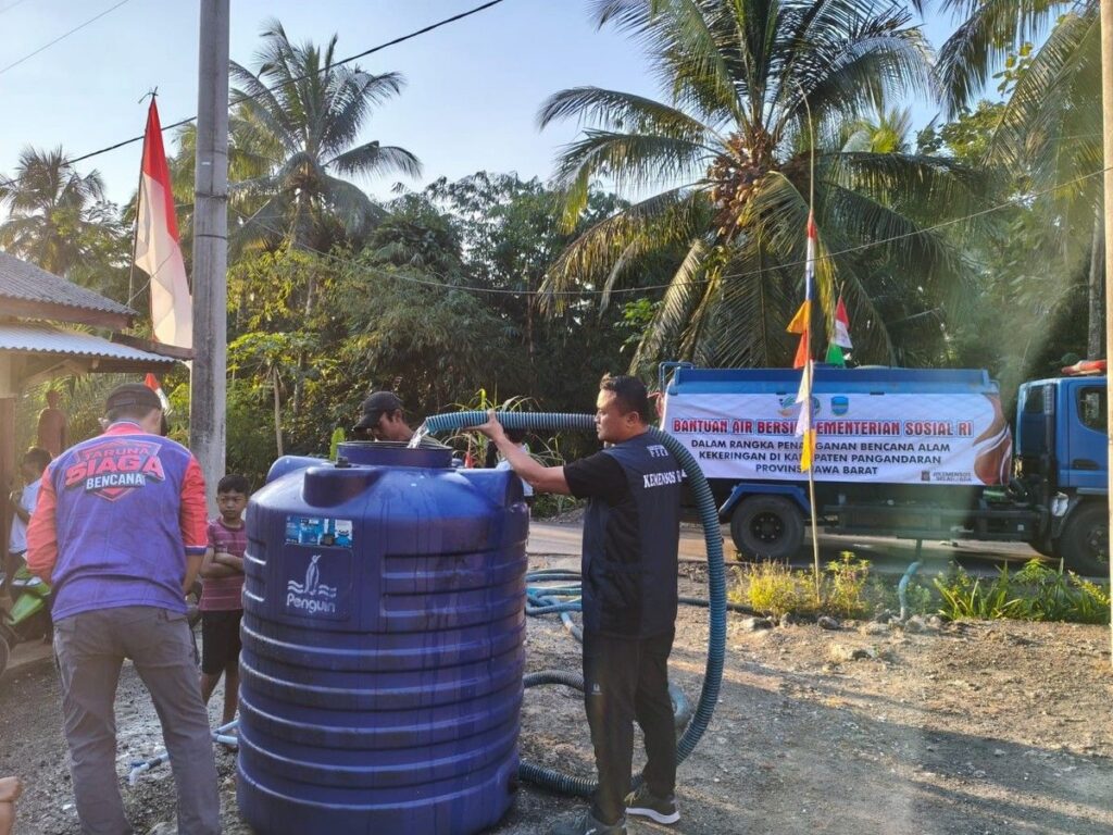 Kemensos Salurkan Bantuan Air Bersih Kekeringan di Pangandaran