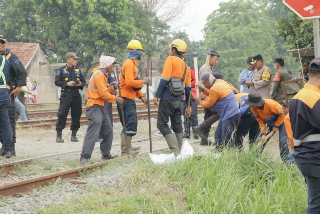 Polisi Selidiki Kematian Siswi SMA Tertemper KRL di Jurangmangu