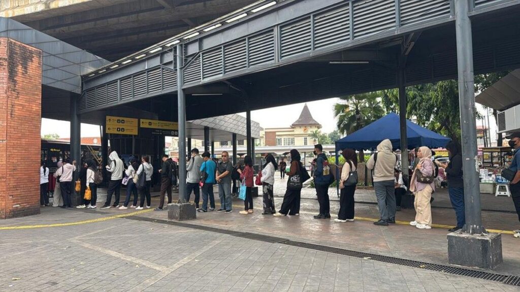 Aksi Mogok Sopir Angkot M44 Picu Antrean Panjang Jaklingko di Tebet