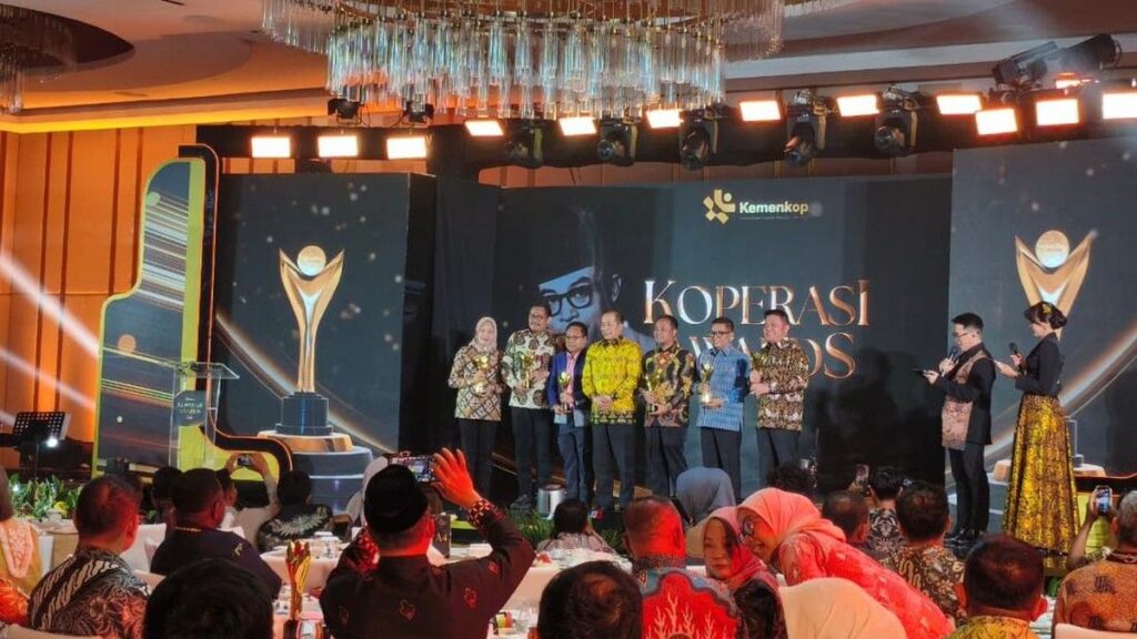 Kemenkop dan Detikcom Serahkan Koperasi Awards 2026 ke Kepala Daerah