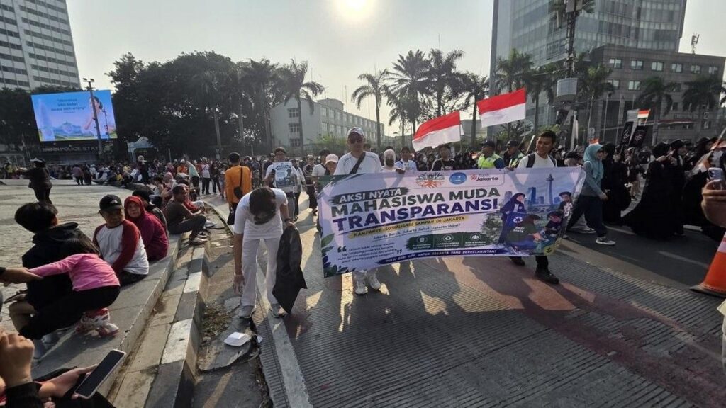 Mahasiswa membersihkan CFD Bundaran HI dan edukasi pilah sampah