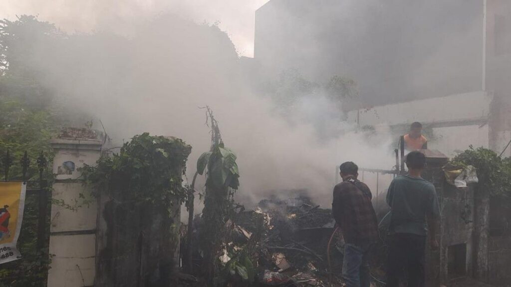 Jakarta Diguyur Hujan dan Lahan Kosong Terbakar di Tomang