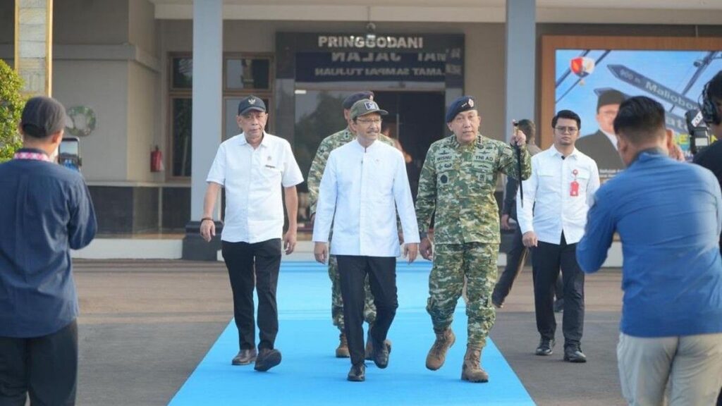 Mensos Lepas Seribu Taruna TNI dan Akpol ke Sekolah Rakyat
