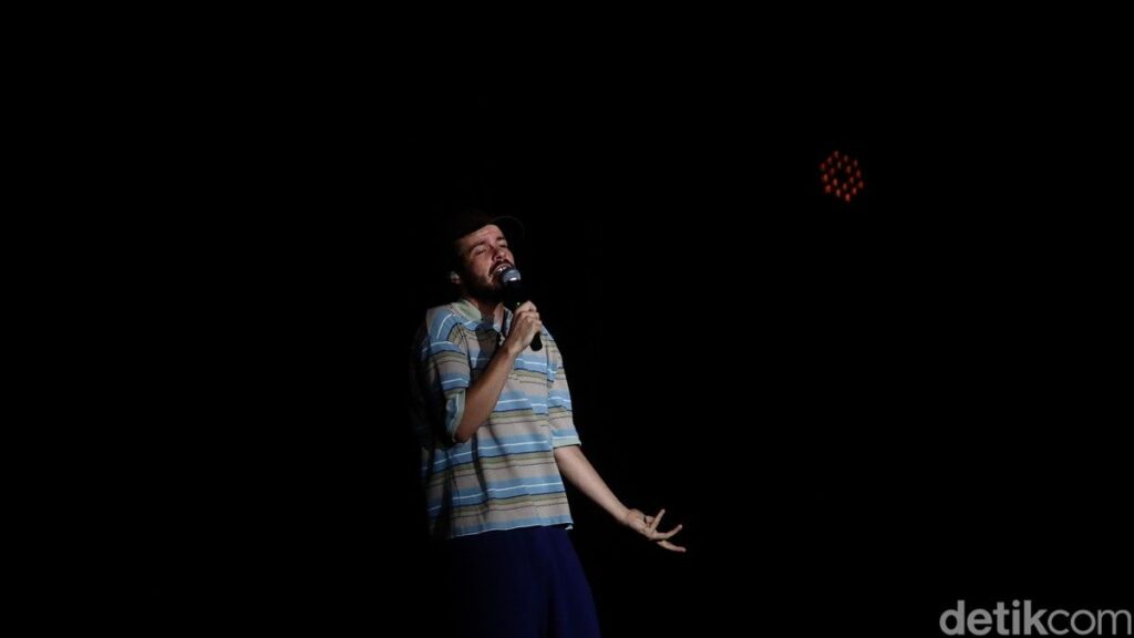 Rex Orange County Gelar Konser Intim di Halaman Rumah Fans di Bekasi