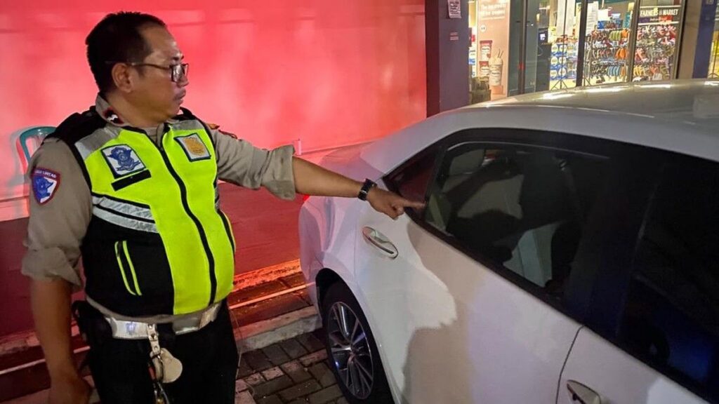 Pencuri Pecah Kaca Mobil di Tambun Gasak Laptop dan Tab Korban