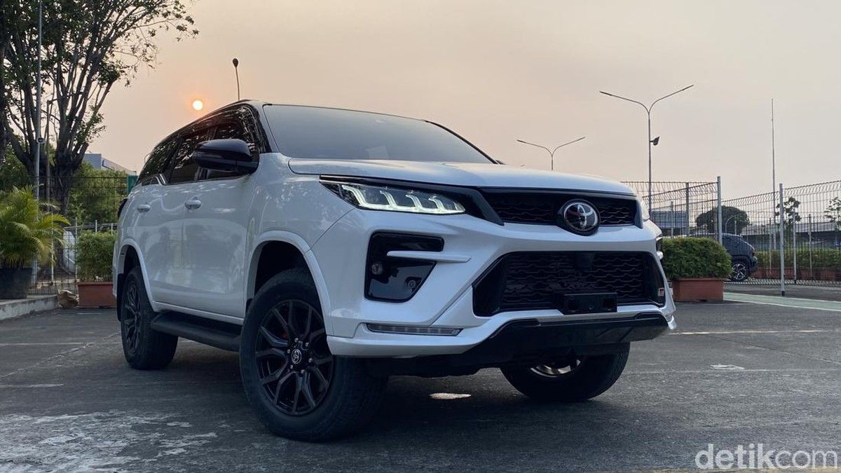 Lonjakan Harga BBM Diesel Pukul Penjualan Fortuner dan Innova Reborn