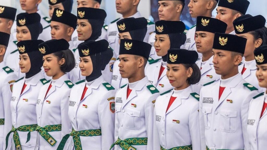 Neeltje Deliana Bertugas Jadi Pembawa Baki Penurunan Bendera HUT ke 81 RI