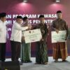BAZNAS dan Menko PM Salurkan Bantuan Ekonomi Rp871 Juta di Gresik