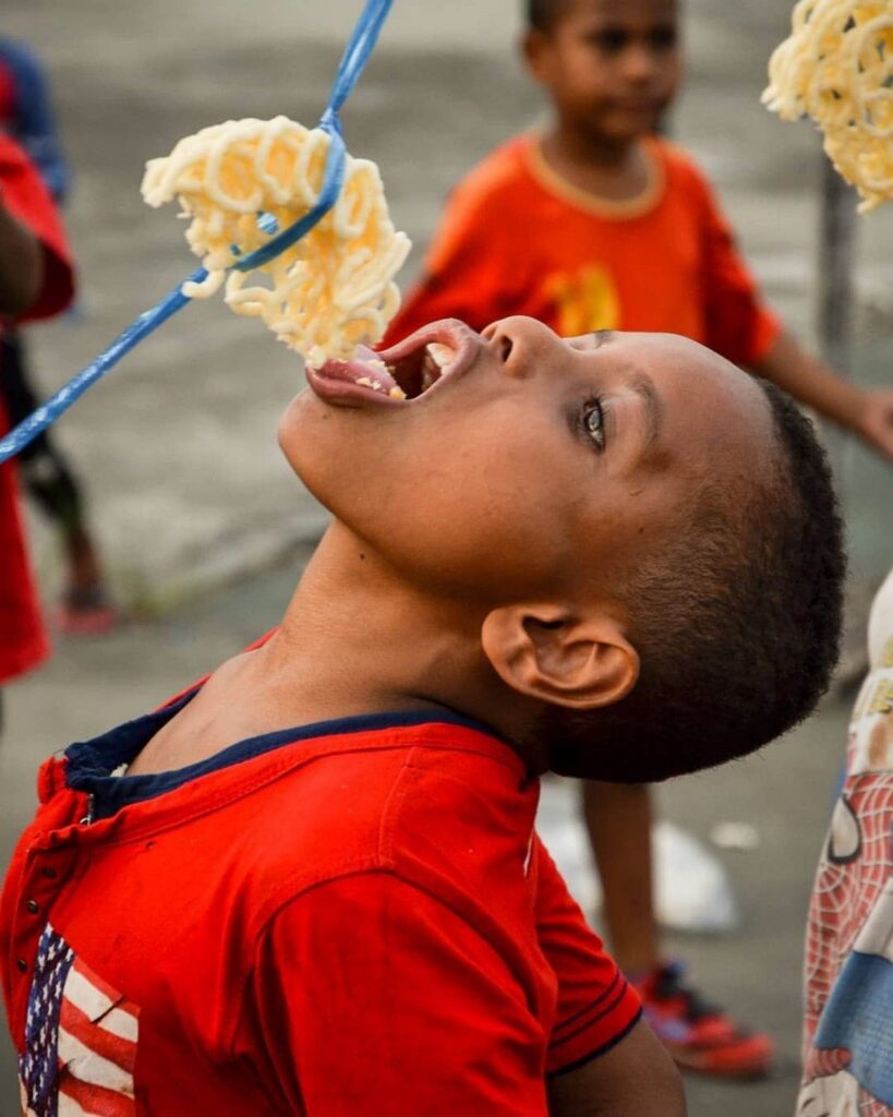 5 Fakta Lomba Makan Kerupuk yang Ikonik Saat HUT RI