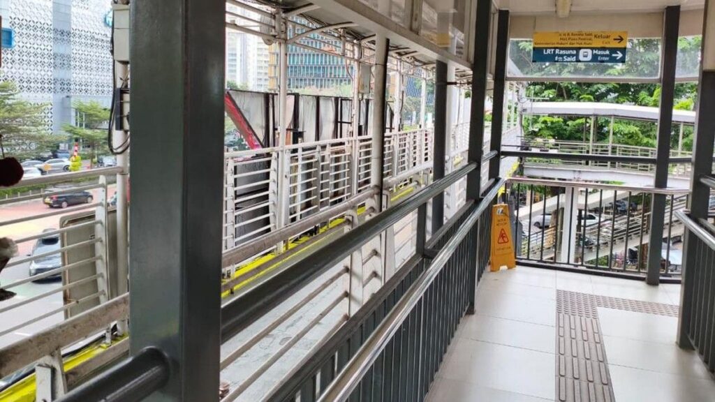 Pengguna TransJakarta Desak Penyambungan Dua JPO di Rasuna Said