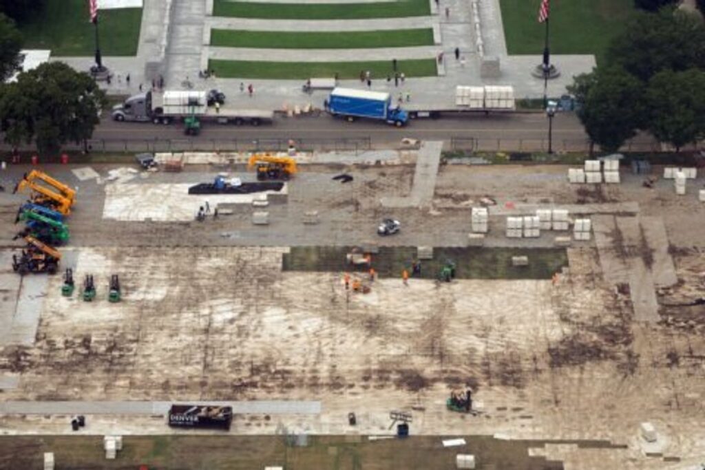 Trump Tuding Vandal Penyebab Kerusakan Rumput National Mall