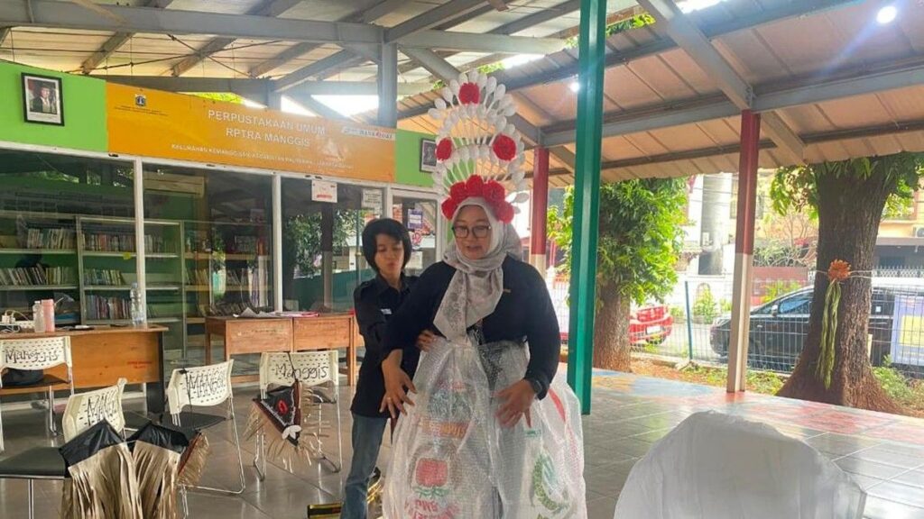 Warga Kemanggisan Olah Sampah Daur Ulang Jadi Kostum Kemerdekaan