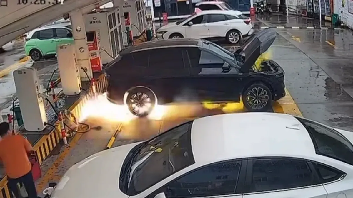 Mobil Listrik Zeekr 7X Terbakar di SPKLU China Usai Tabrakan