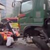 Truk Sampah Menabrak Separator Busway di Jalan MT Haryono