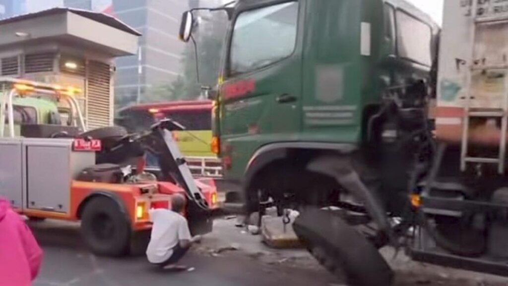 Truk Sampah Menabrak Separator Busway di Jalan MT Haryono