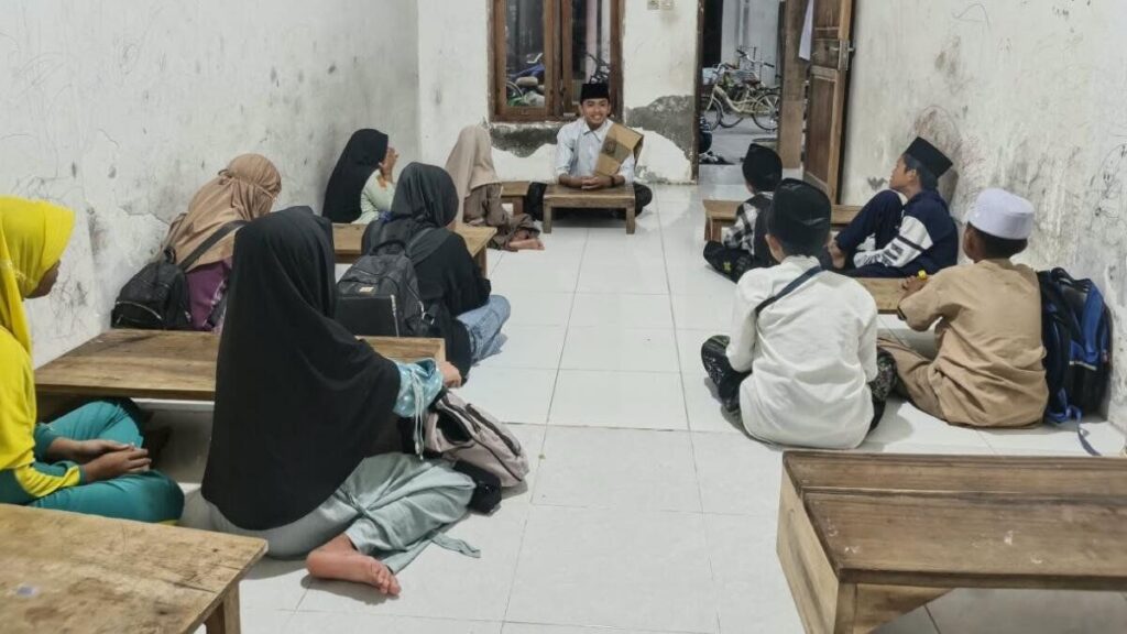 Mahasiswa KKN STAIM Paciran Mendampingi Santri TPQ di Desa Tamanprijek