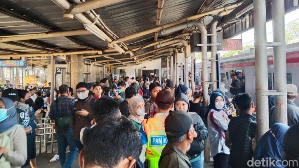 KRL Bogor Jakarta Kota Terganggu Akibat Warga Tertemper di Tebet
