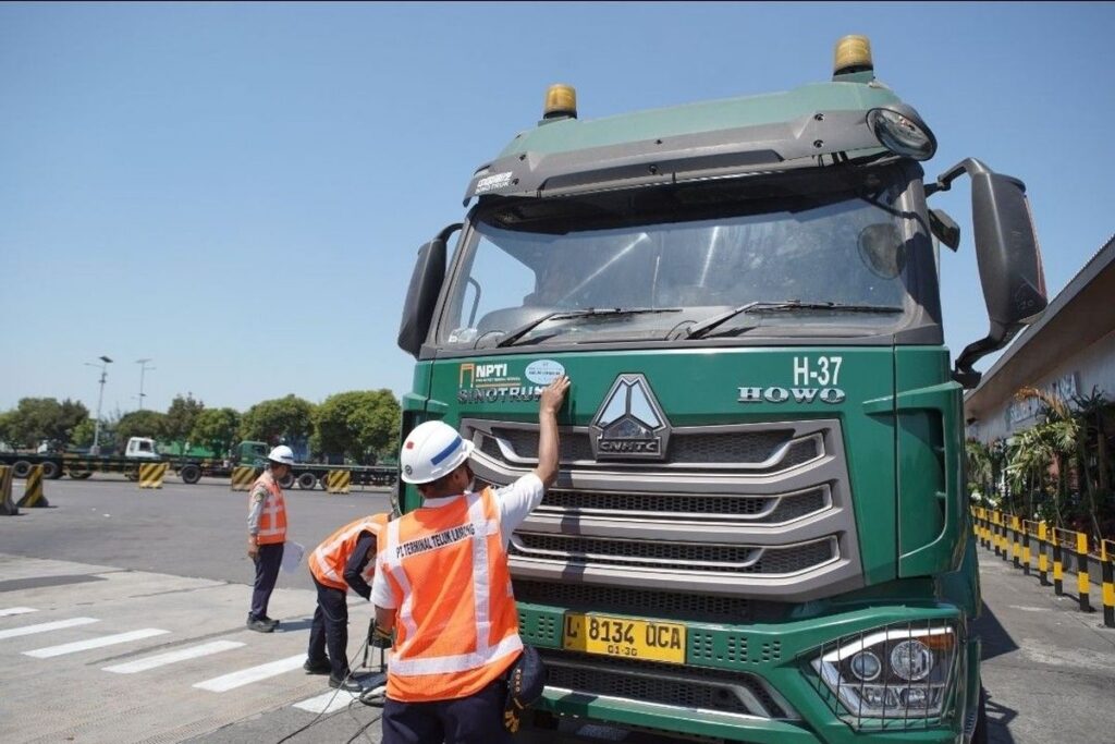 Pelindo Hemat Emisi Lewat Uji Gas Buang Truk Petikemas