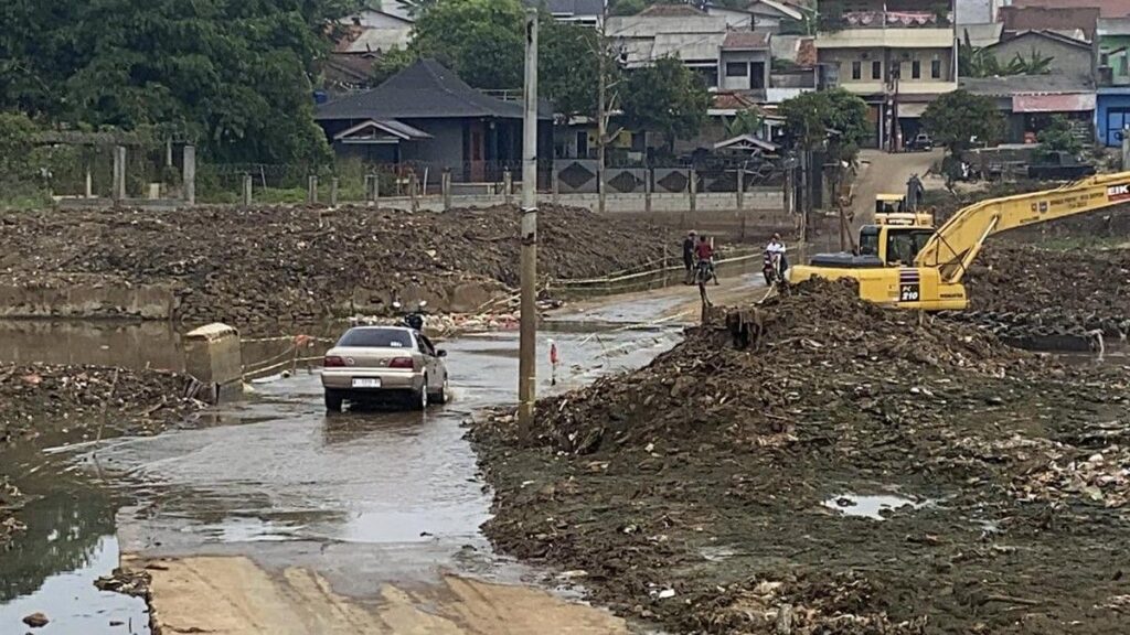Banjir di Kampung Bulak Barat Depok Surut, Jalan Kembali Bisa Dilalui