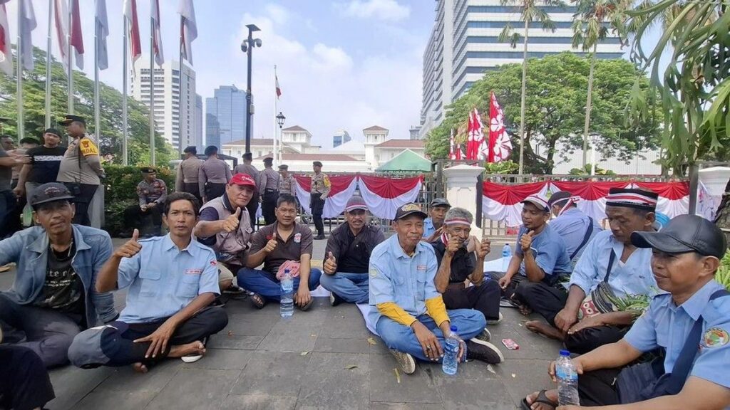 Sopir Mikrolet M44 Gelar Aksi Demo di Balai Kota DKI Jakarta