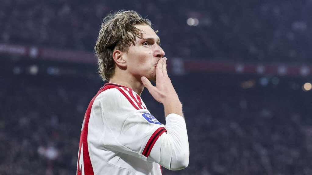 PSG Incar Mika Godts dari Ajax Amsterdam pada Bursa Transfer