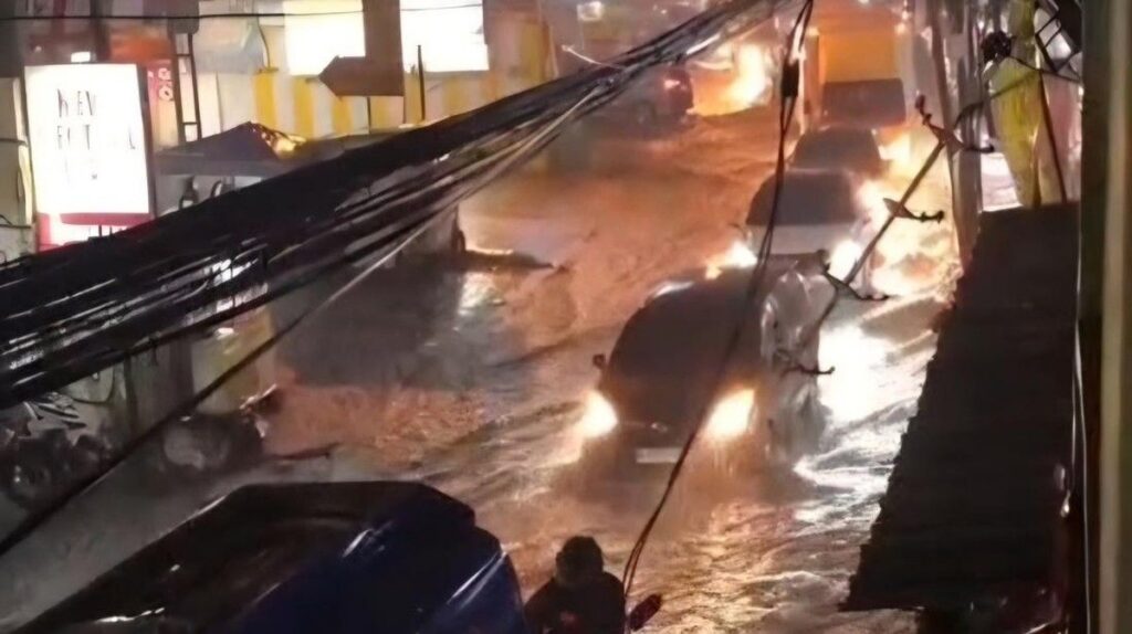 Banjir Terjang Jalan Raya Kapten Yusuf Bogor Macetkan Lalu Lintas