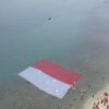 Lanal Banten Bentangkan Bendera Raksasa di Perairan Pulau Merak Besar