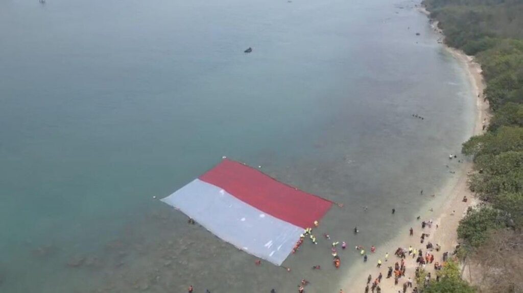 Lanal Banten Bentangkan Bendera Raksasa di Perairan Pulau Merak Besar