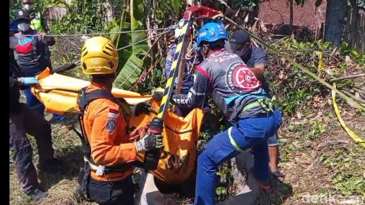 Tim SAR Evakuasi Jasad Perempuan dari Sumur Berular di Tasikmalaya