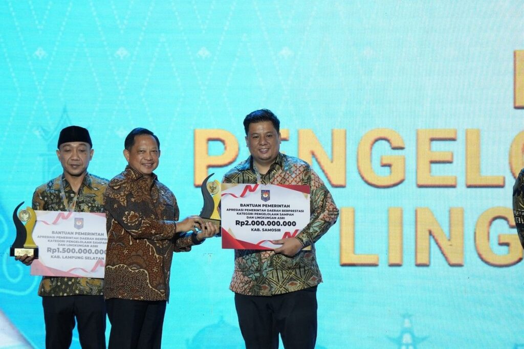 Samosir Raih Penghargaan Pengelolaan Sampah Terbaik Sumatera