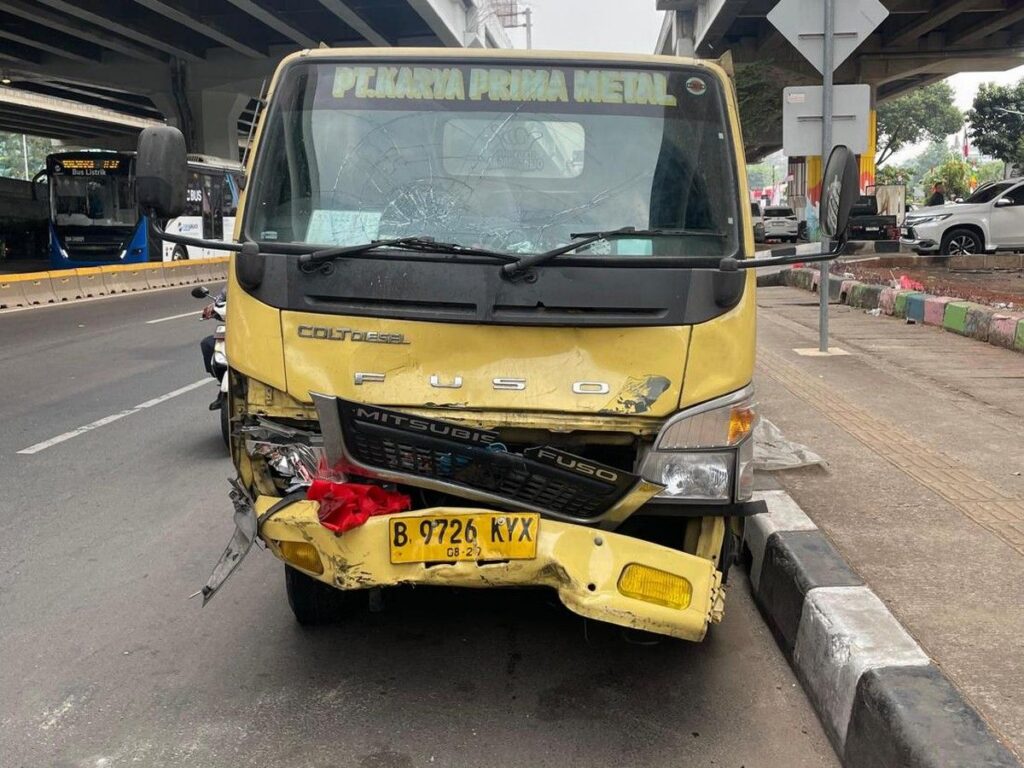 Truk Menerobos Lampu Merah di Cibubur, Satu Orang Tewas dan Tiga Luka