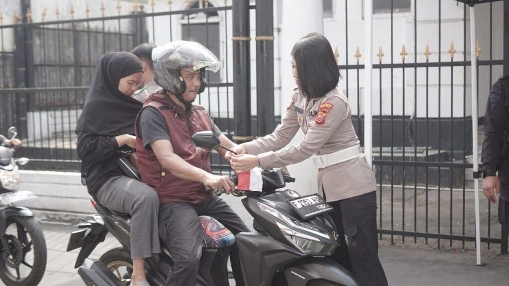 Polresta Bogor Kota dan Pemkot Bagikan Bendera Merah Putih di Samsat