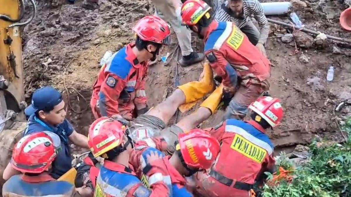 Petugas Gulkarmat Evakuasi Dua Pekerja Proyek Tertimpa Beton di Jaktim