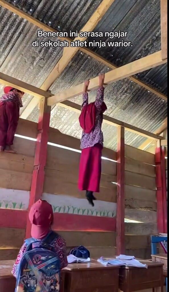 Siswa SD di Enrekang Gelantungan di Atap Bangunan Sekolah Kayu