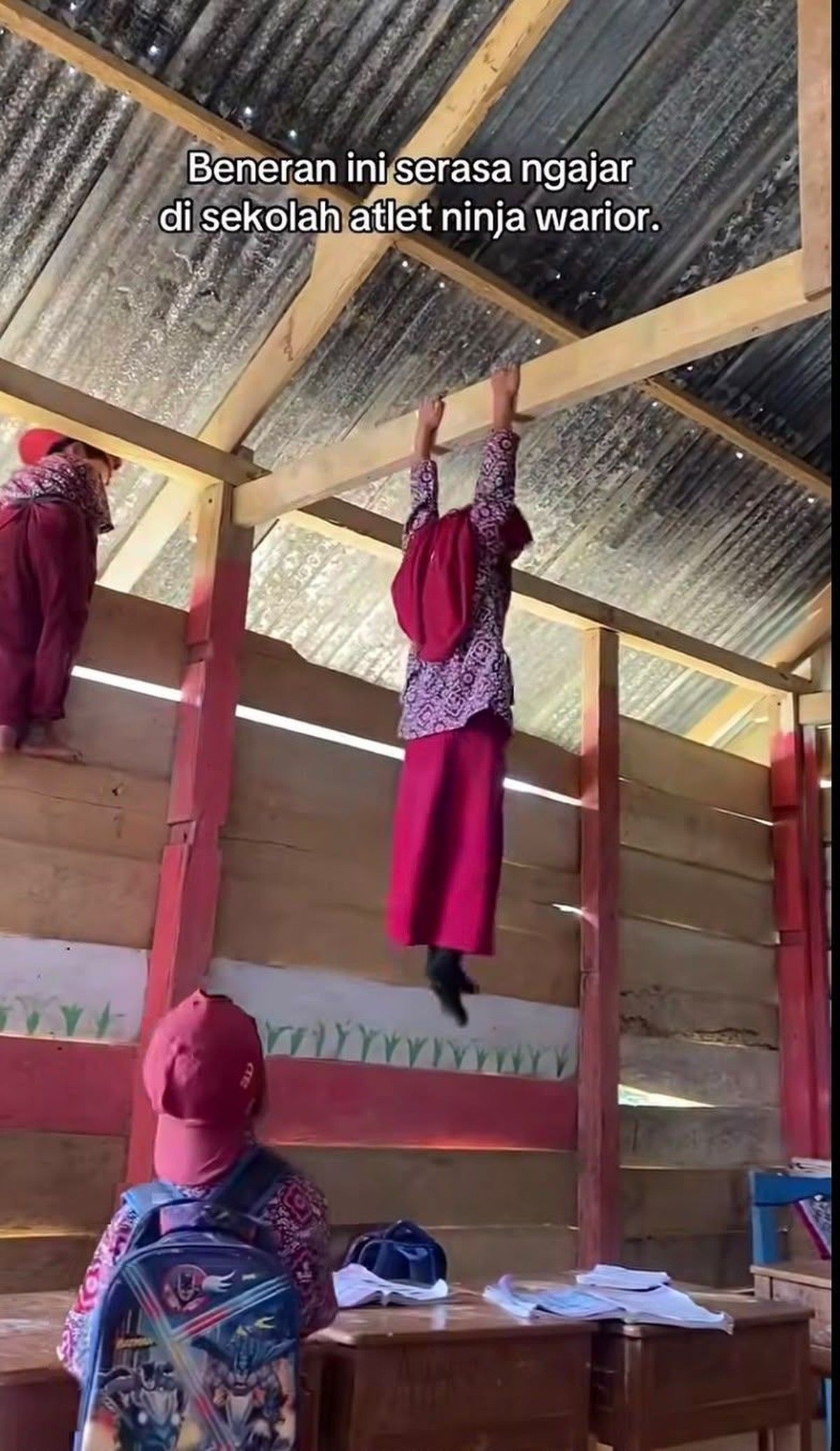 Siswa SD di Enrekang Gelantungan di Atap Bangunan Sekolah Kayu