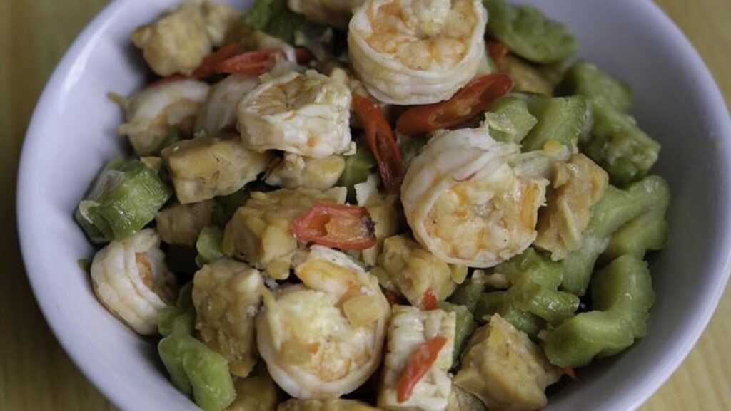 Cara Mengolah Pare Tumis dengan Udang dan Tempe agar Pahit Berkurang