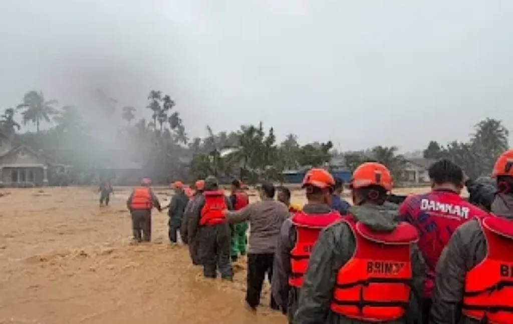Brimob Polda Sumbar Kerahkan 71 Personel Evakuasi Warga Korban Banjir Padang
