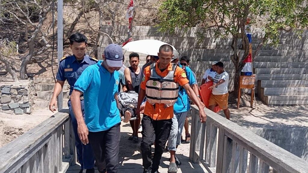 Turis China Terjatuh di Pulau Padar Evakuasi Tim SAR Gabungan