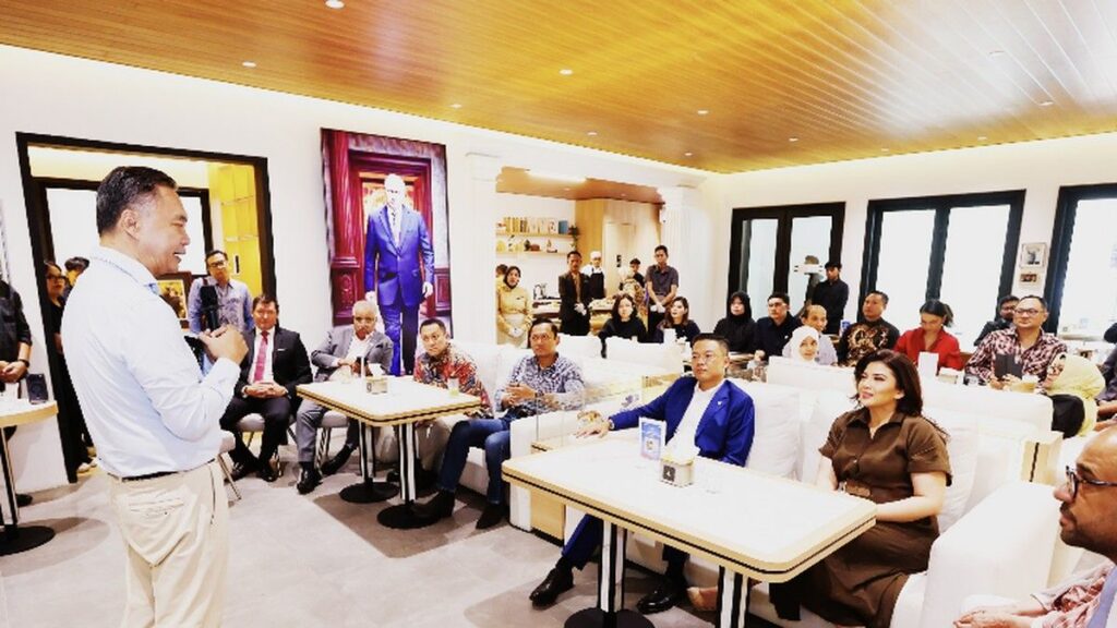 Dino Patti Djalal Buka AKC Library Cafe di Jakarta Selatan