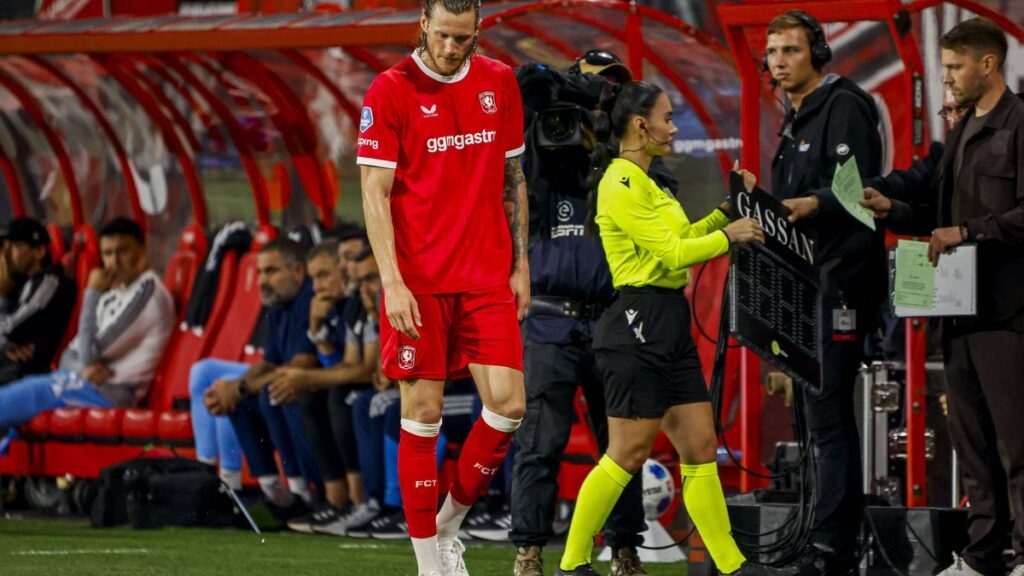 FC Twente Tertinggal dari FK Qarabag di Play-Off Conference League